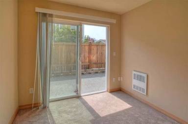 Main picture of 1133 N 94th St