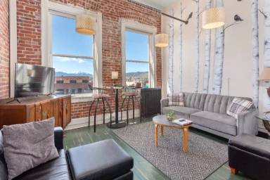 Main picture of 207 1/2 F St