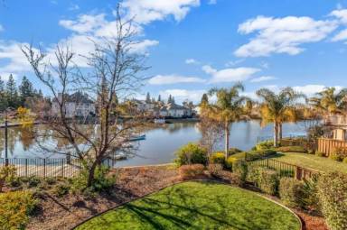 Main picture of 933 Lake Front Dr