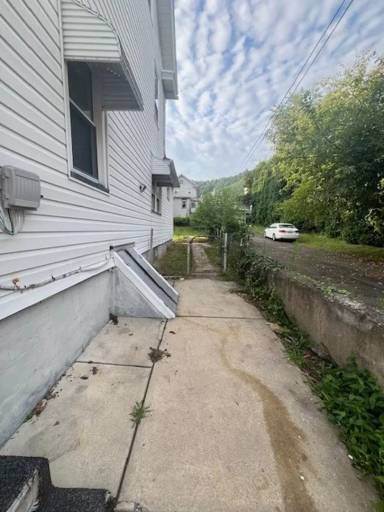 Main picture of 133 W Mill St