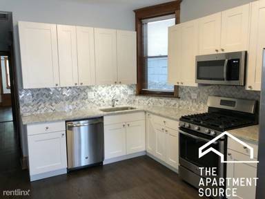 Main picture of 2022 W Roscoe St