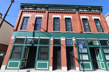Main picture of 1318 W Erie St