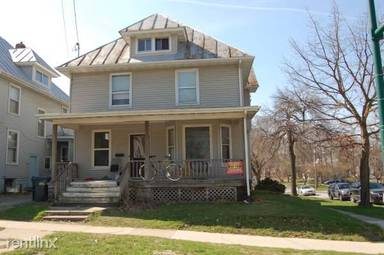 Main picture of 903 E Burlington St
