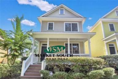 Main picture of 210 W 36th St