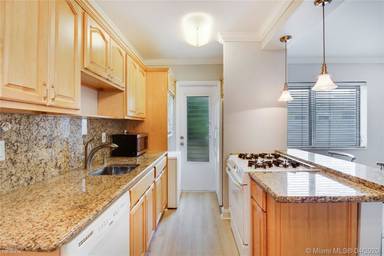 Main picture of 65 Washington Ave