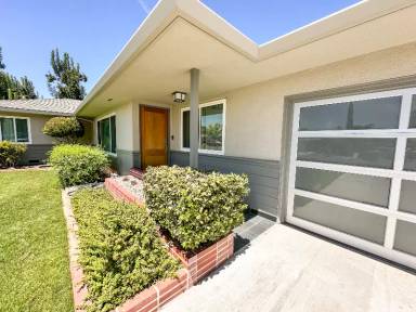 Main picture of 136 W Colonial Dr