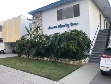 Main picture of 1194 W 30th St