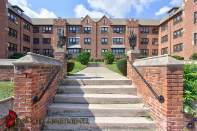 Main picture of 90 Livingston St