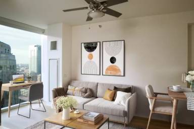 Main picture of 352 N La Salle Dr