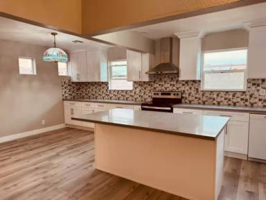 Main picture of 5270 S Pearl St