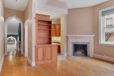 Main picture of 10 W Madison St