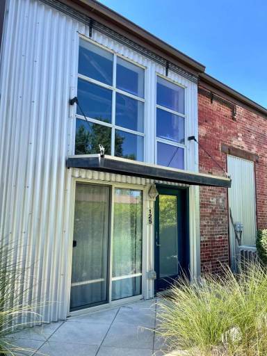 Main picture of 3033 Blake St