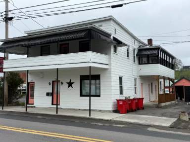 Main picture of 252 W Main St