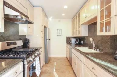 Main picture of 305 Strand St