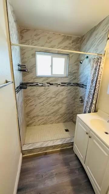 Main picture of 323 W 11th St