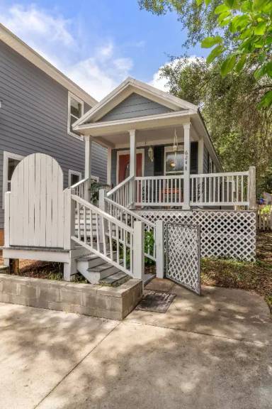 Main picture of 634 W 7th Ave