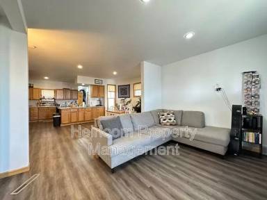Main picture of 113 E 5th St