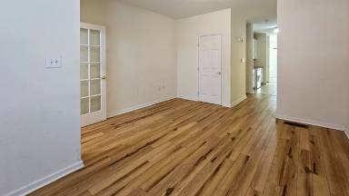 Main picture of 1718 Monument St