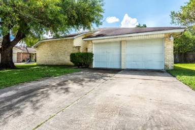 Main picture of 16335 Summer Dew Ln