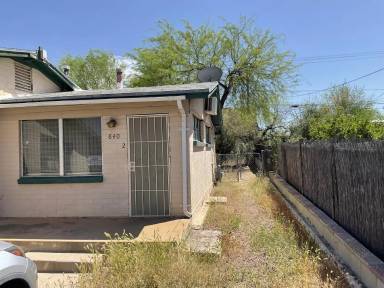 Main picture of 840 E Elm St