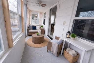 Main picture of 286 E 1st St