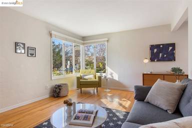 Main picture of 2411 Russell St