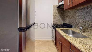 Main picture of 338 E 70th St