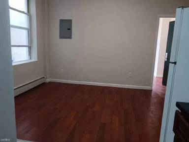 Main picture of 140 Bay 13th St