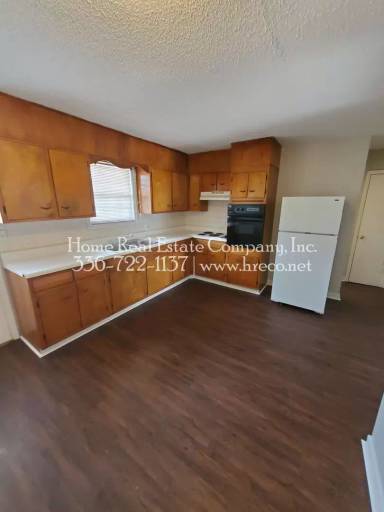 Main picture of 135 E Wall St