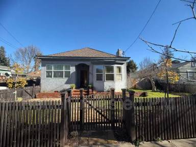 Main picture of 559 N Oak St