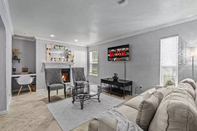 Main picture of 2201 Park Hill Dr