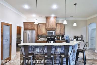 Main picture of 117 Silverado Cir