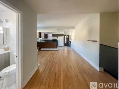 Main picture of 564 W Roscoe St