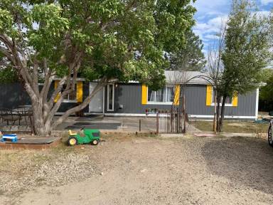 Main picture of 594 Empress Dr