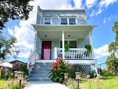Main picture of 6106 Clay St NE