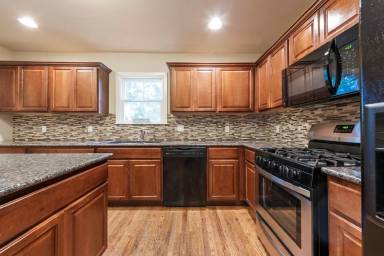 Main picture of 921 E 37th St