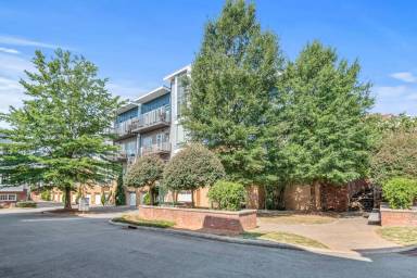 Main picture of 2200 Lyndhurst Ave