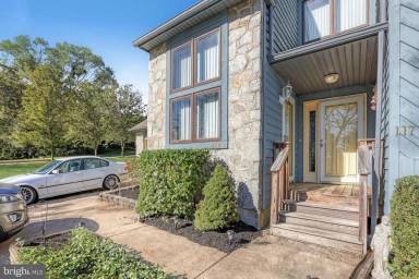 Main picture of 121 Foxfire Dr