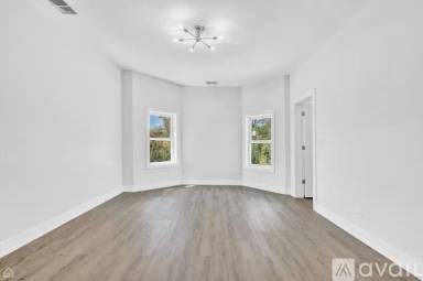 Main picture of 2901 N Sacramento Ave