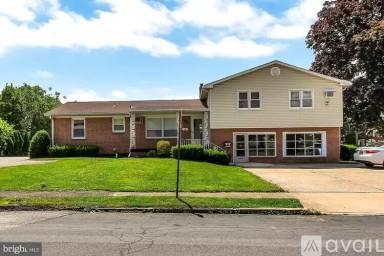 Main picture of 2040 E Market St