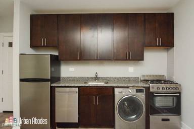 Main picture of 429 1/2 W Belden Ave