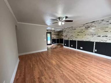 Main picture of 1004 N Newall Rd