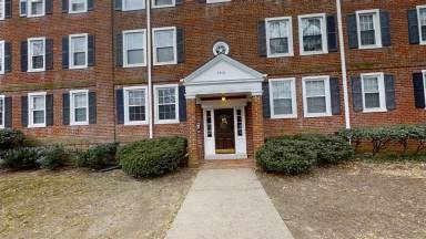 Main picture of 3006 S Columbus St