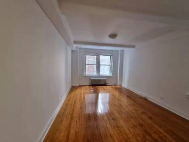 Main picture of 25 E 10th St
