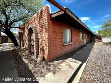 Main picture of 2643 N Dodge Blvd