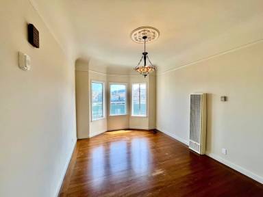 Main picture of 2476 Bush St