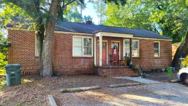 Main picture of 7 Woodlawn Ct