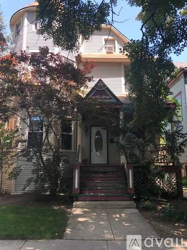 Main picture of 1834 W Byron St