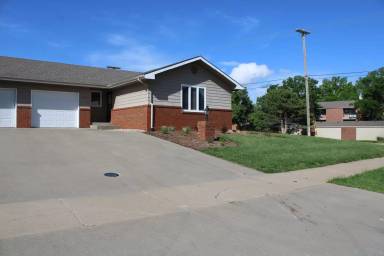 Main picture of 3300 Newbury St