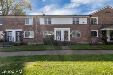 Main picture of 1834 E Outer Dr